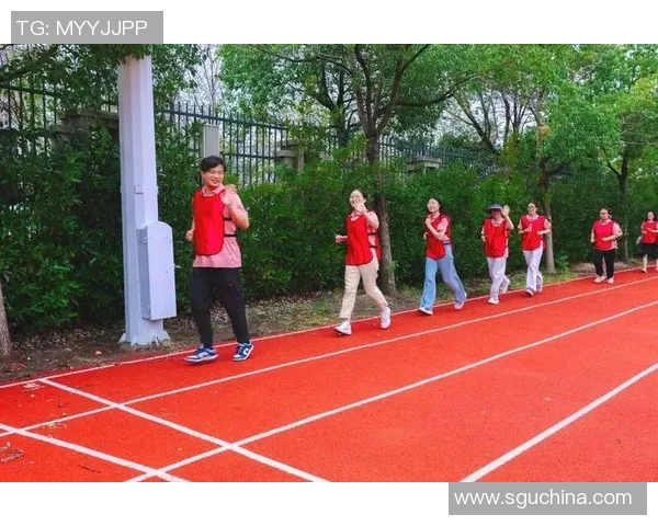 马上踢足球享受运动乐趣提升团队协作能力释放压力与激情